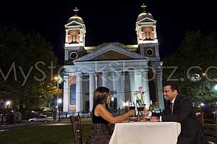 Outdoor dining at Cathedral Square