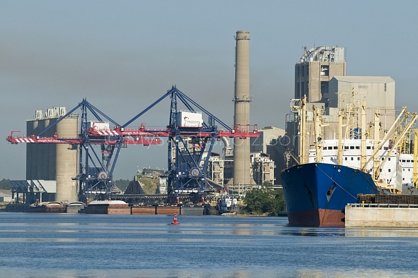 Ship activity at the Theodore Port